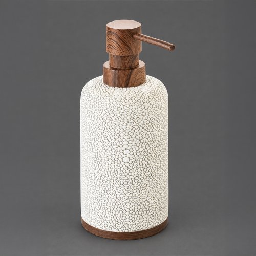 Dispensader de jabón liquido de poliresina con textura granulada con acabado blanco y base de madera 7,3×7,3×19,7cm