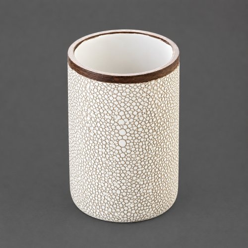 Vaso de poliresina con textura granulada con acabado blanco y base de madera 7,5×7,5×10,6cm